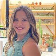 Estudiante de Derecho hispano-francés en la Universidad de Valencia, Me apasiona poder ayudar a los demás y poseo un amplio conocimiento en idiomas. También me interesaría dar clase tanto de filosofía como de historia